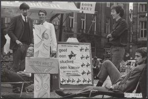 studenten demonstreren tegen woningnood op de dam, 9 september 1966