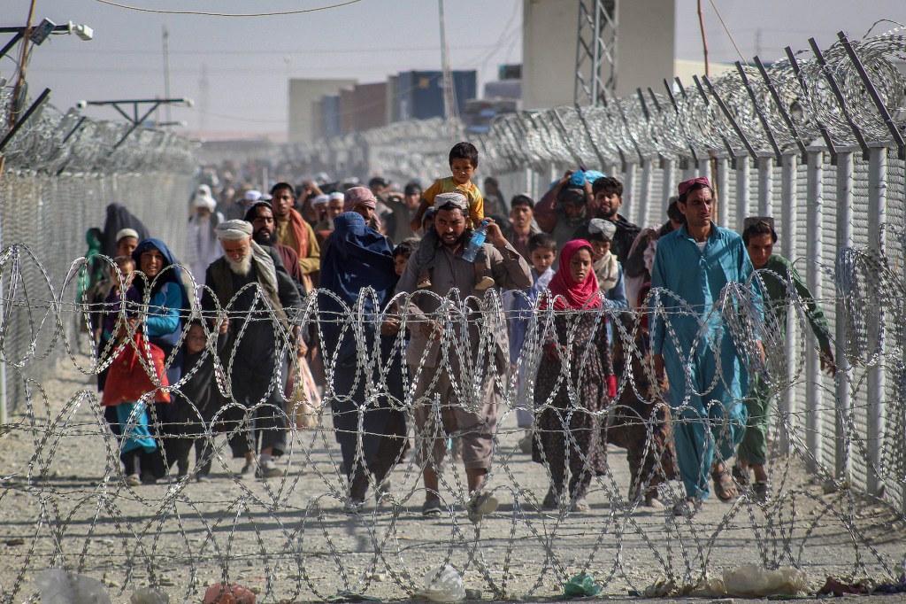 This Is What It’s Like for Afghan Refugees Crossing the Border Into Pakistan