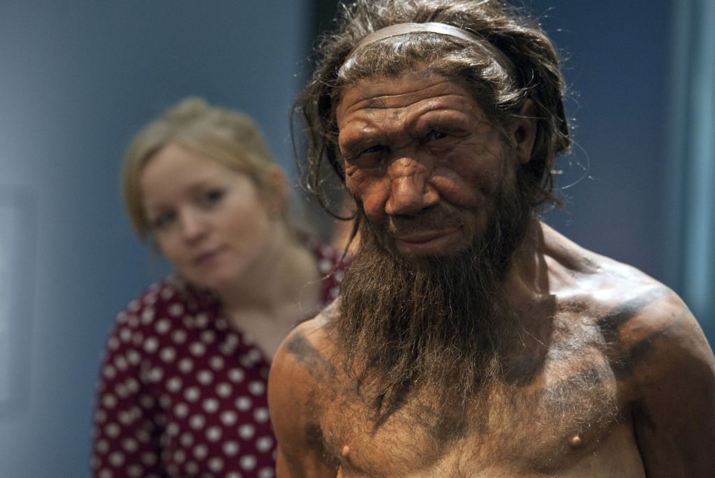 Ilmuwan Ini Serius Roleplay Jadi Neanderthal, Sampai Bisa Tangkap Burung Pakai Tangan
