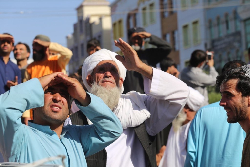 Talibanes colgaron cadáveres de grúas tras anunciar regreso de ejecuciones