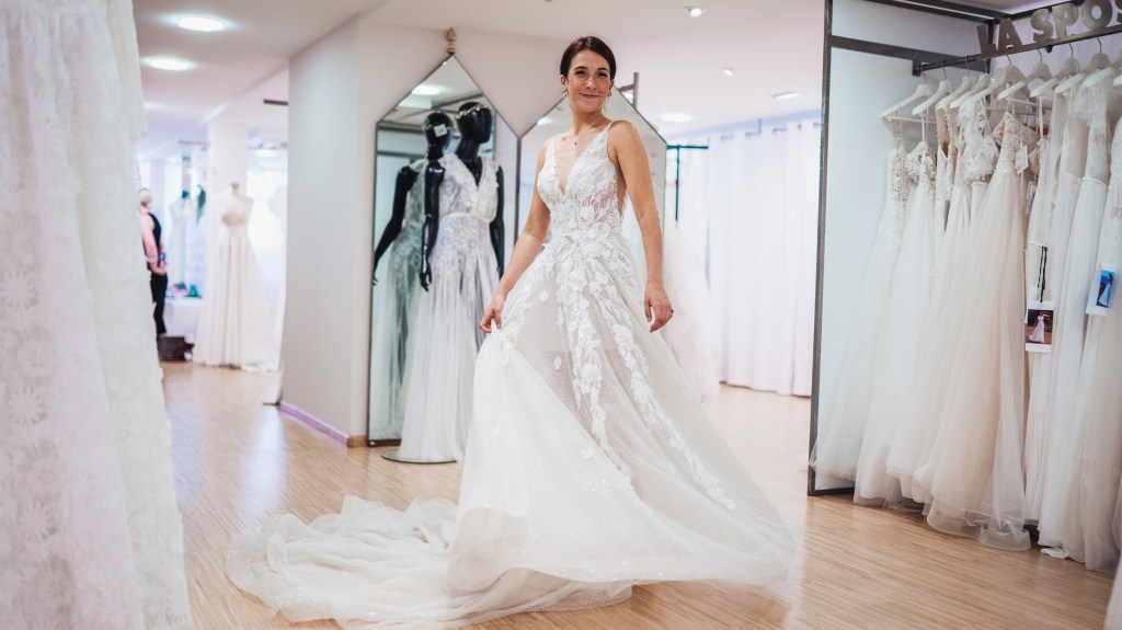Ich habe als Single Brautkleider anprobiert, um herauszufinden, ob ich heiraten möchte