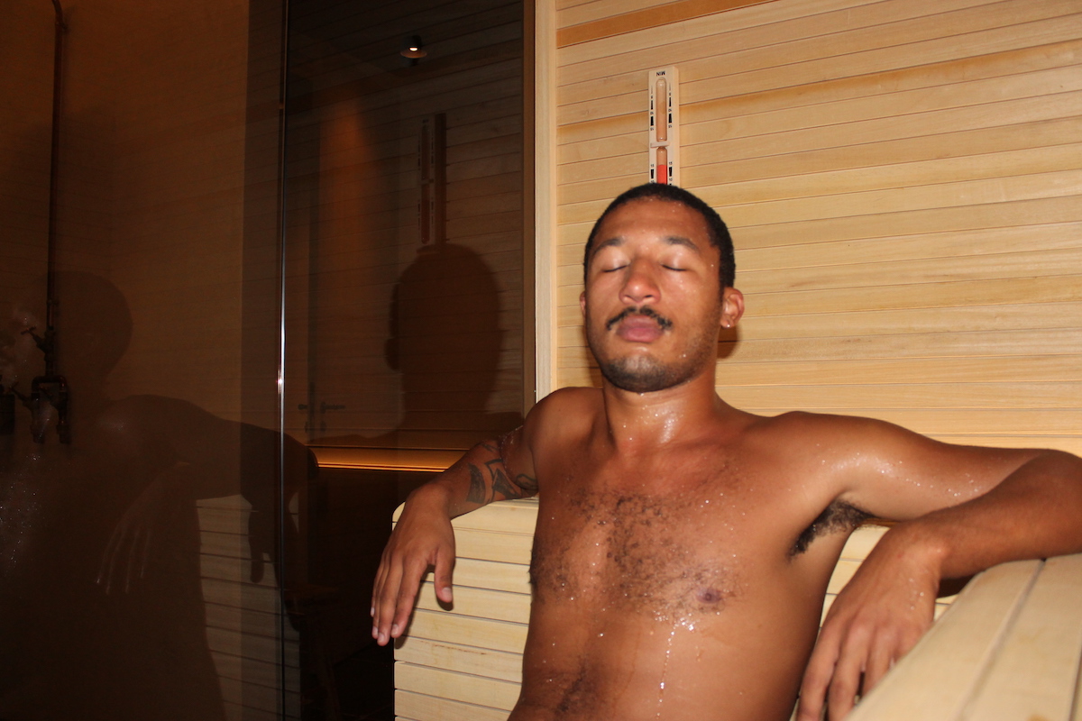 Bart & Barley, beer spa in Belgio – uomo nudo con occhi chiusi seduto in uno stanzino rivestito di legno