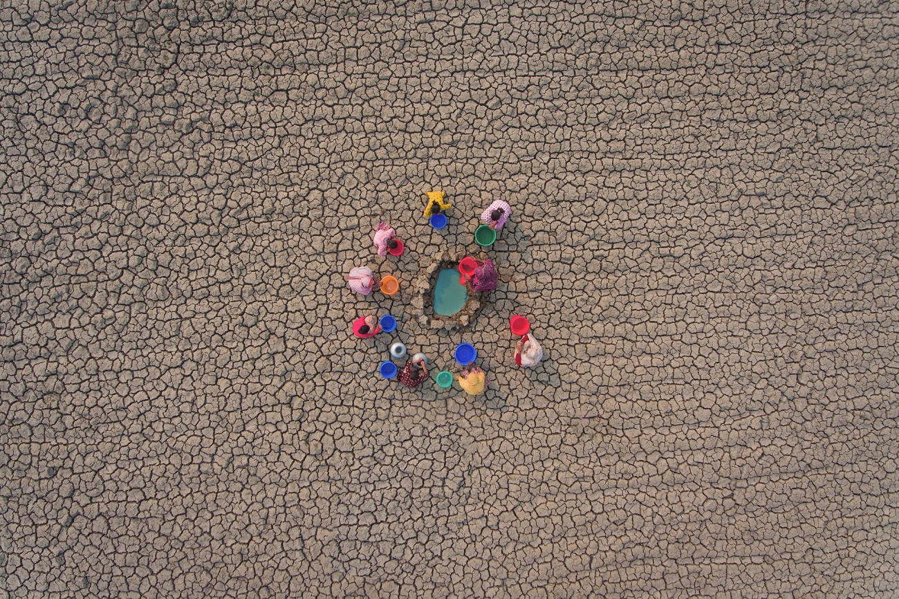 Recolección de agua de lechos de ríos secos Drone Photography Awards
