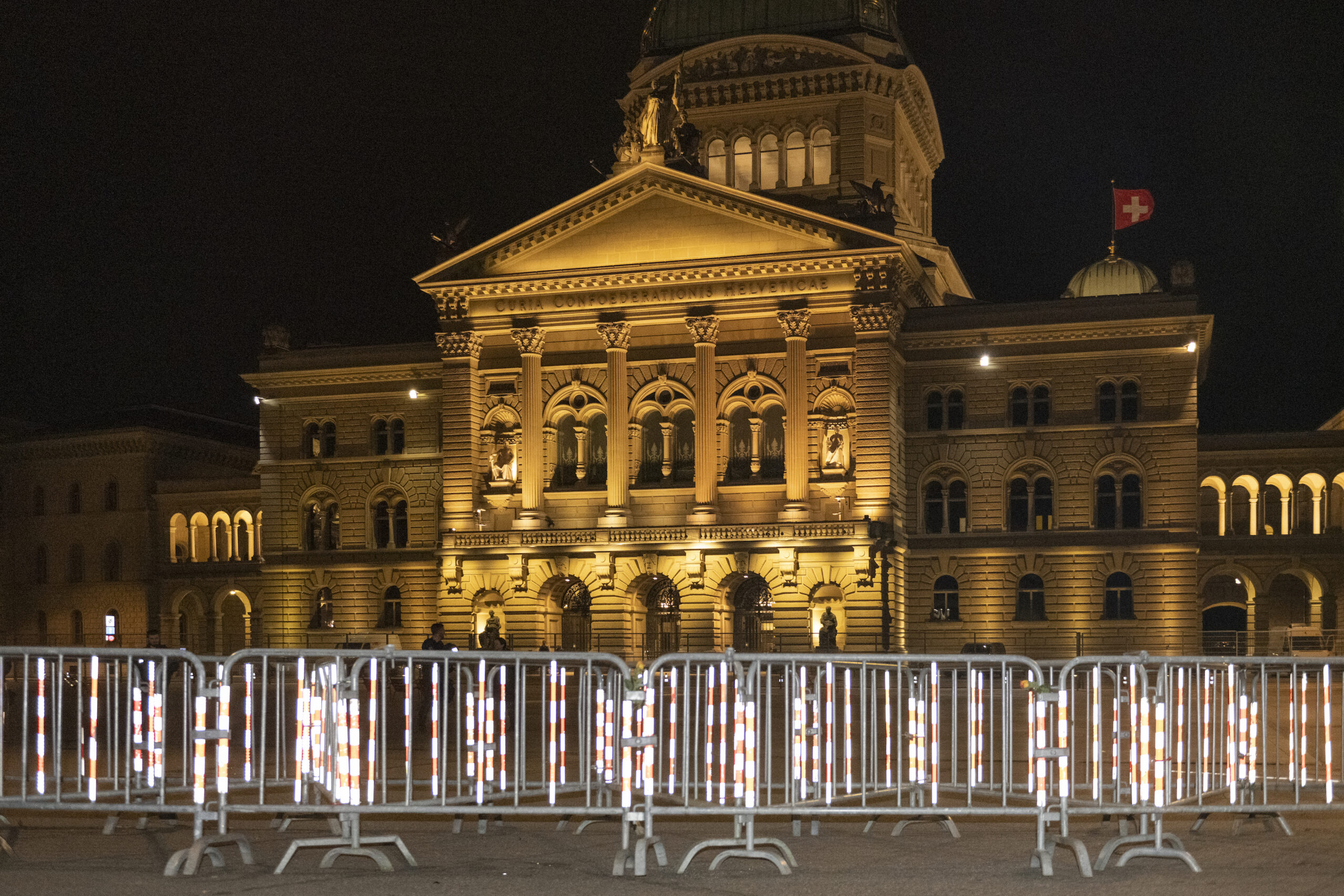 Vor dem Bundeshaus in Bern stehen Absperrungen.