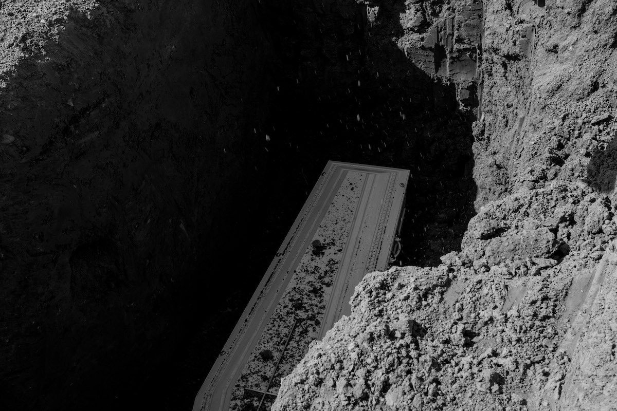 Jacques Vermeer, Patrick, cemetery - Black and white photo of coffin in the earth.