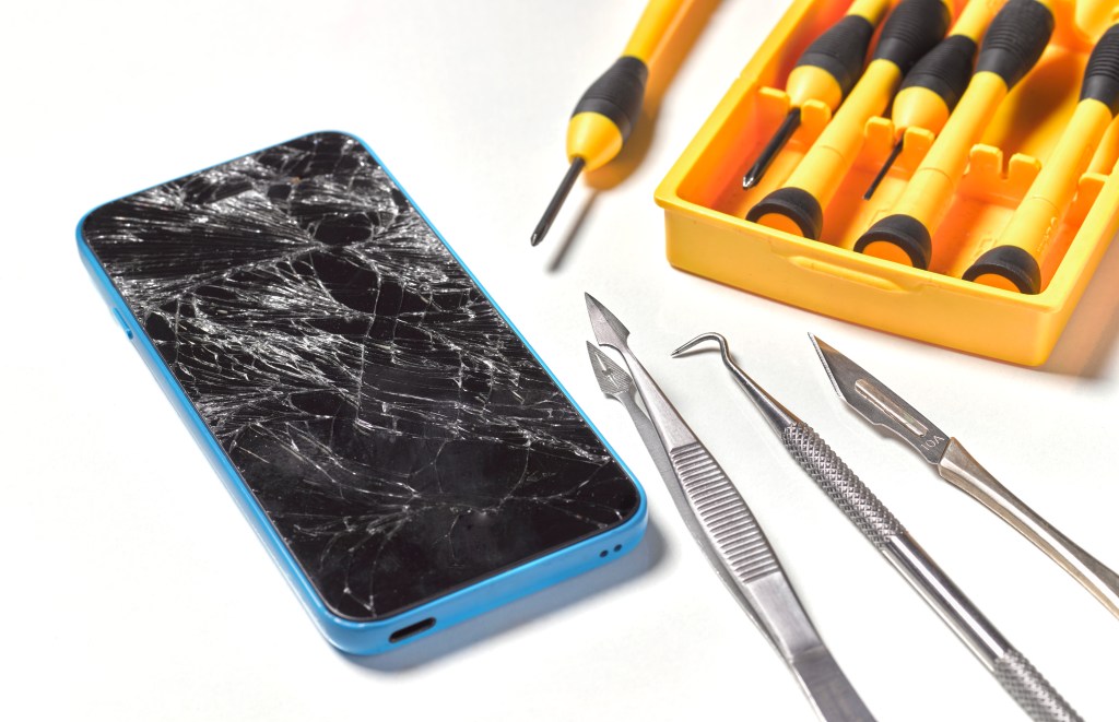 E un adevărat coșmar să repari ecranul unui iPhone 13, iar Apple știe asta