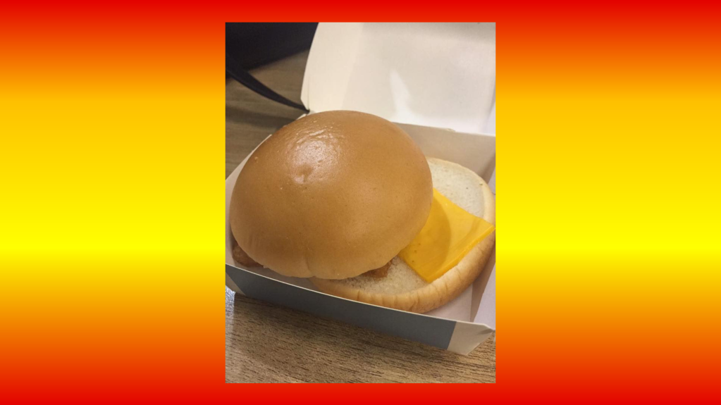 Contul ăsta de Instagram strânge cei mai dubioși burgeri de la McDonald’s