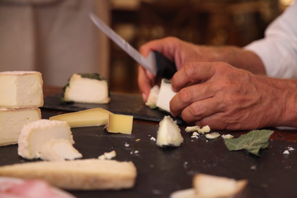 Mangiare o non mangiare le croste dei formaggi secondo un esperto di formaggi