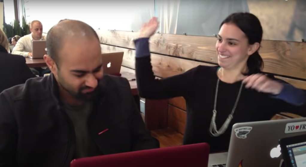 Ho assunto una persona per darmi uno schiaffo ogni volta che uso Facebook