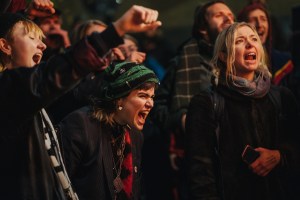 Mensen demonstreren op het Leidseplein in Amsterdam tegen het kraakbeleid