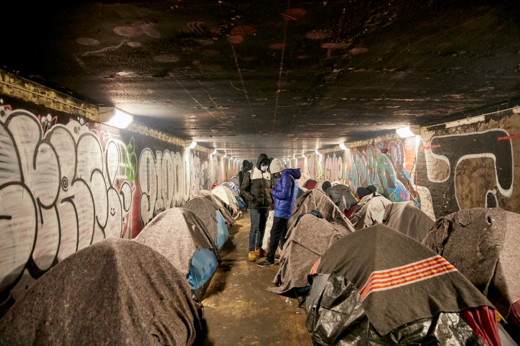 Cum arată viața oamenilor care trăiesc într-un tunel în Paris