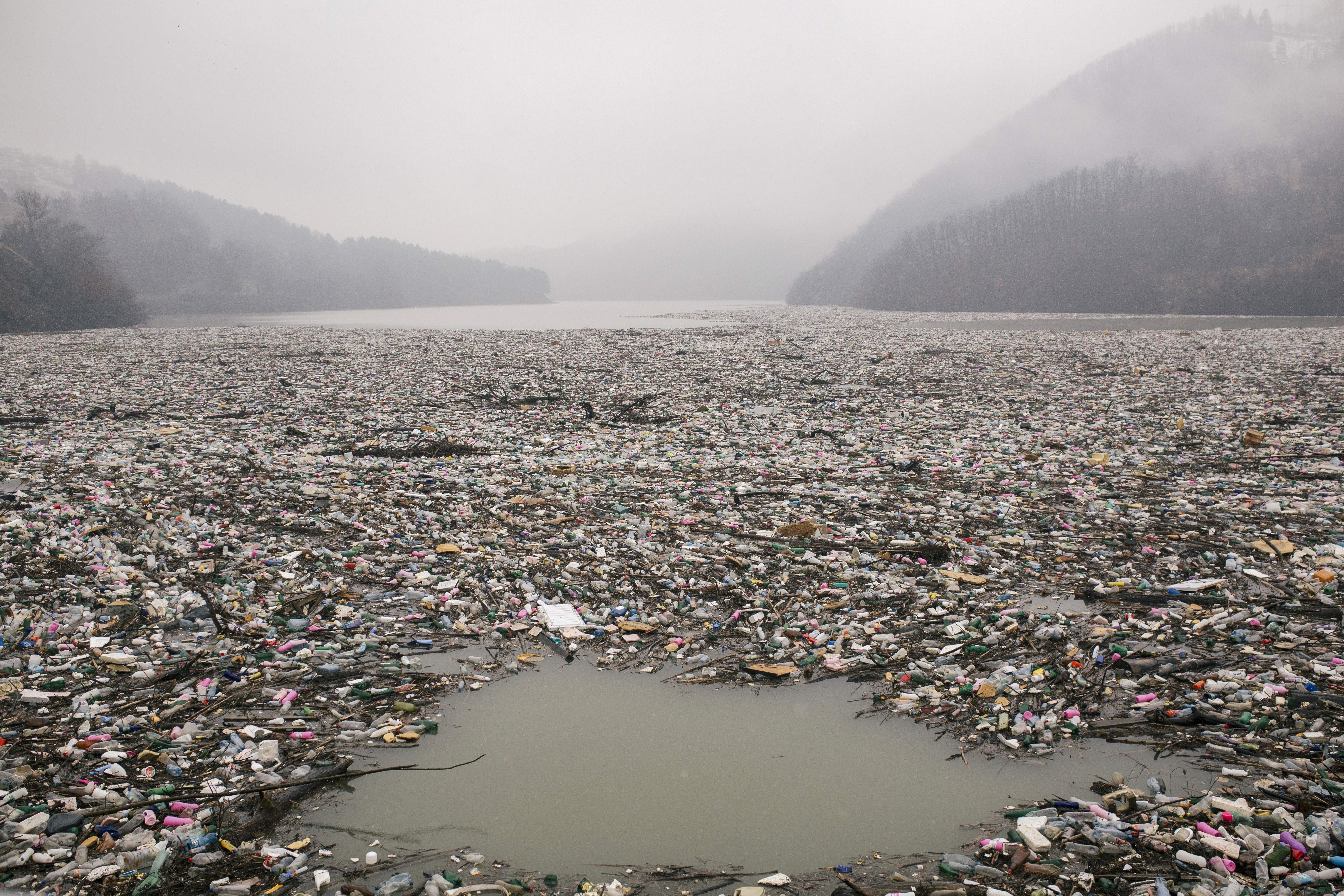 Spazzatura nel fiume Lim. Foto: Vladimir Zivojinovic/AFP via Getty Images.
