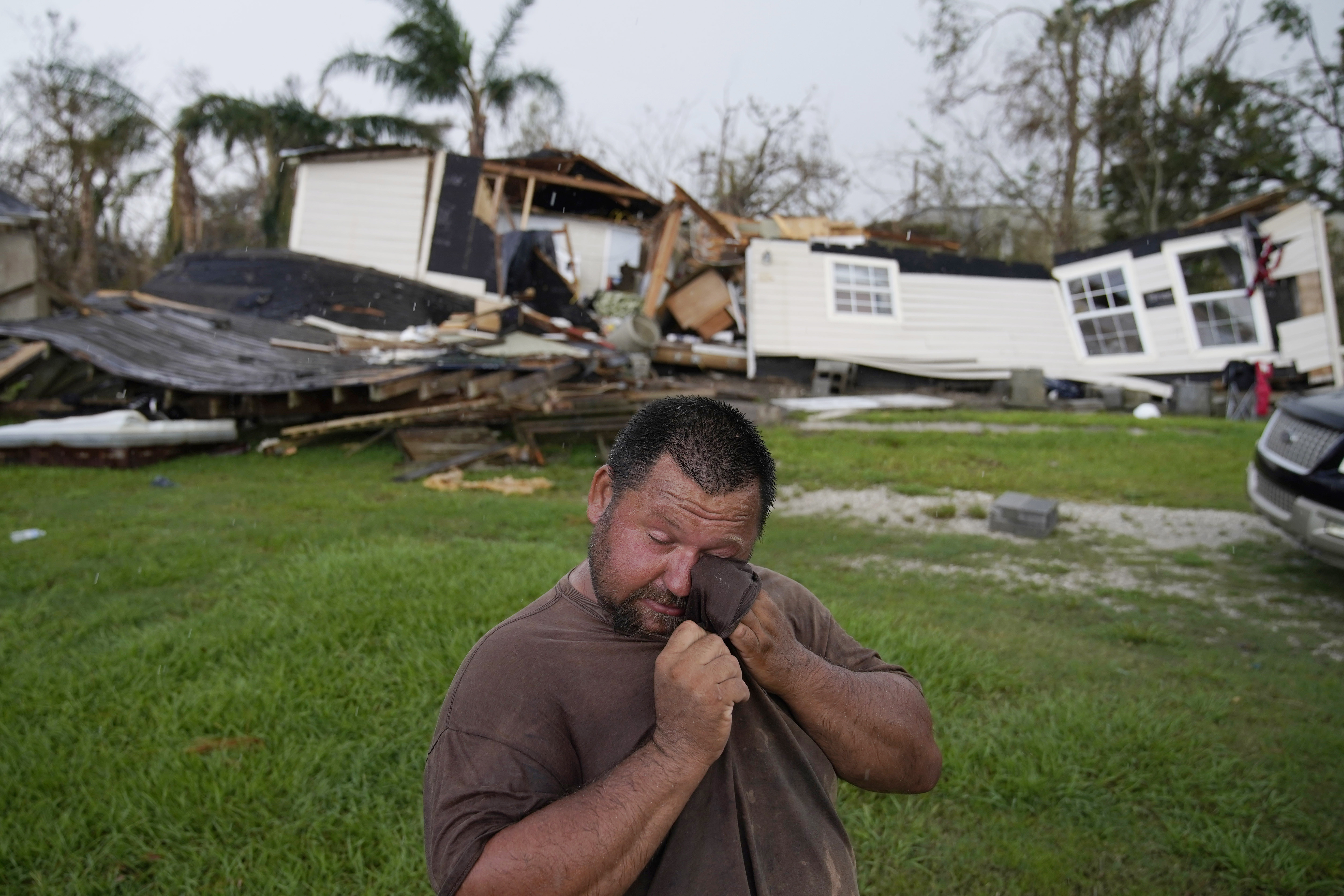Un uomo si asciuga lacrime e sudore dopo la distruzione della sua casa da parte dell'uragano Ida Hurricane Ida. Foto: AP Photo/John Locher