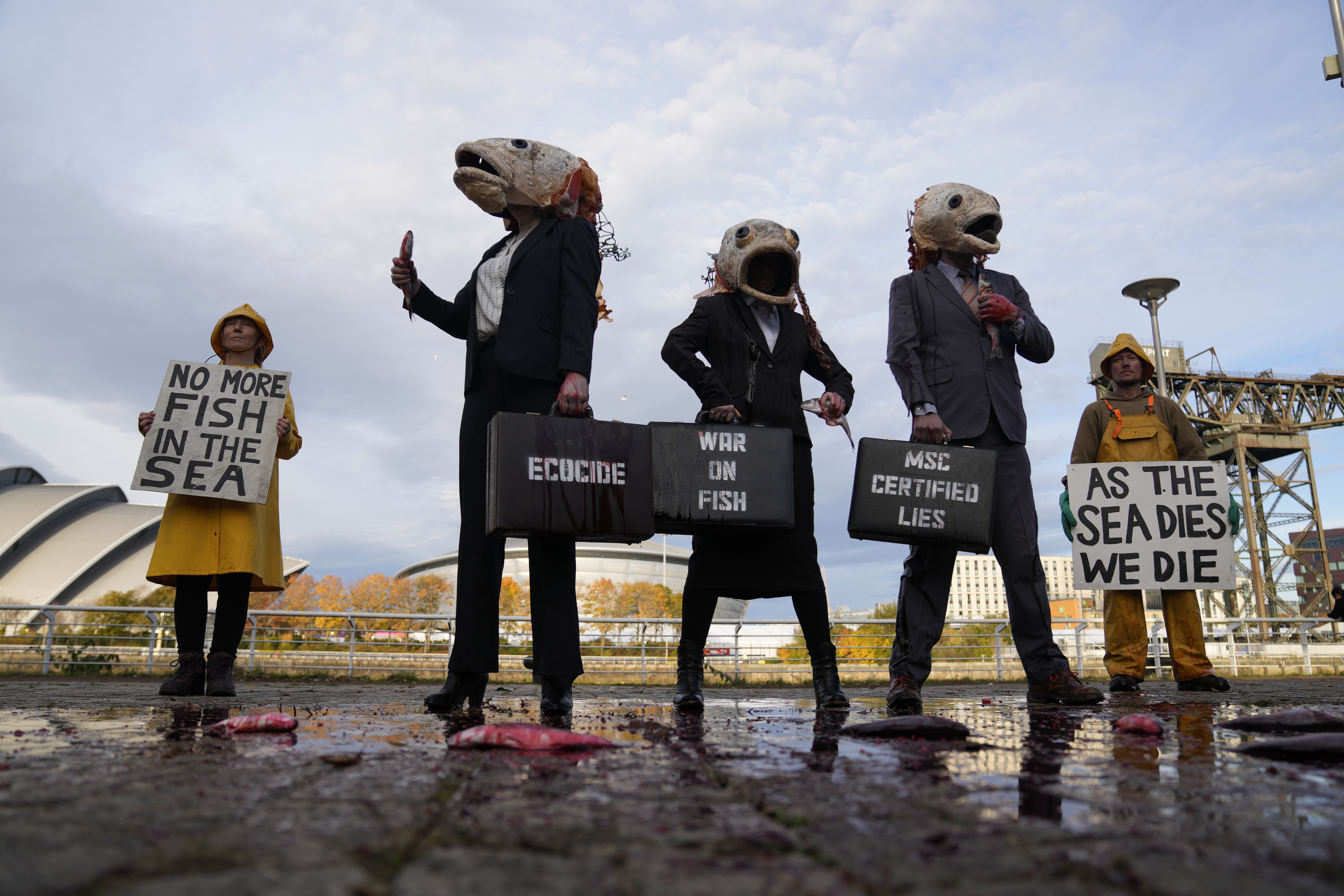Attivisti al COP26 protestano contro l'inquinamento del mare. Foto: AP Photo/Alastair Grant.
