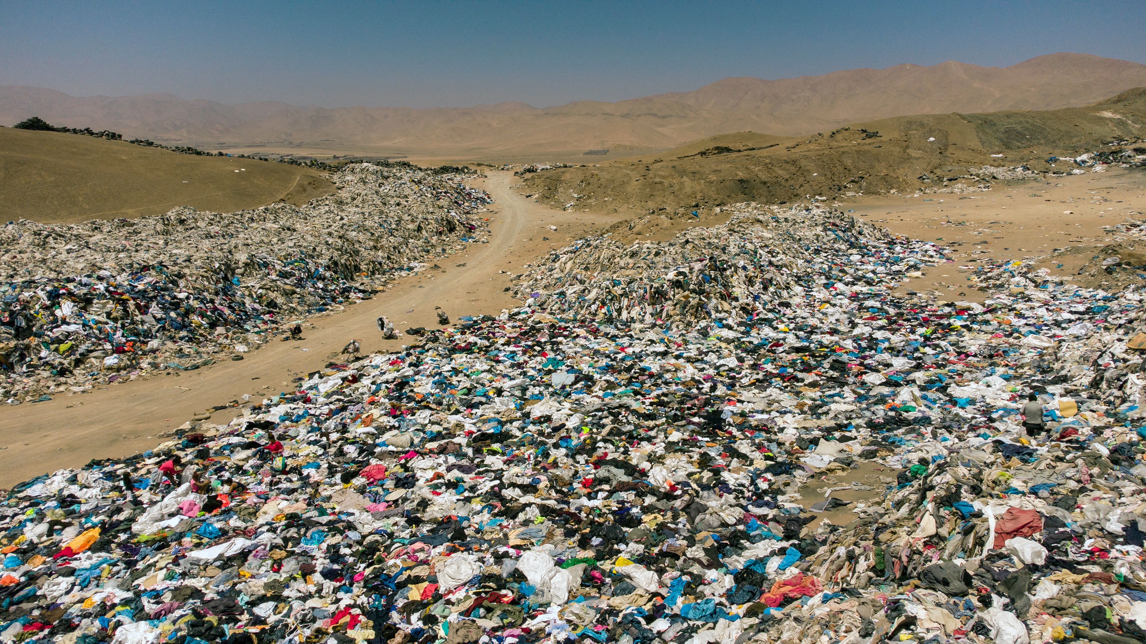 Pile di vestiti scaricati nel deserto, in Cile. Foto: Martin Bernetti/AFP via Getty Images.