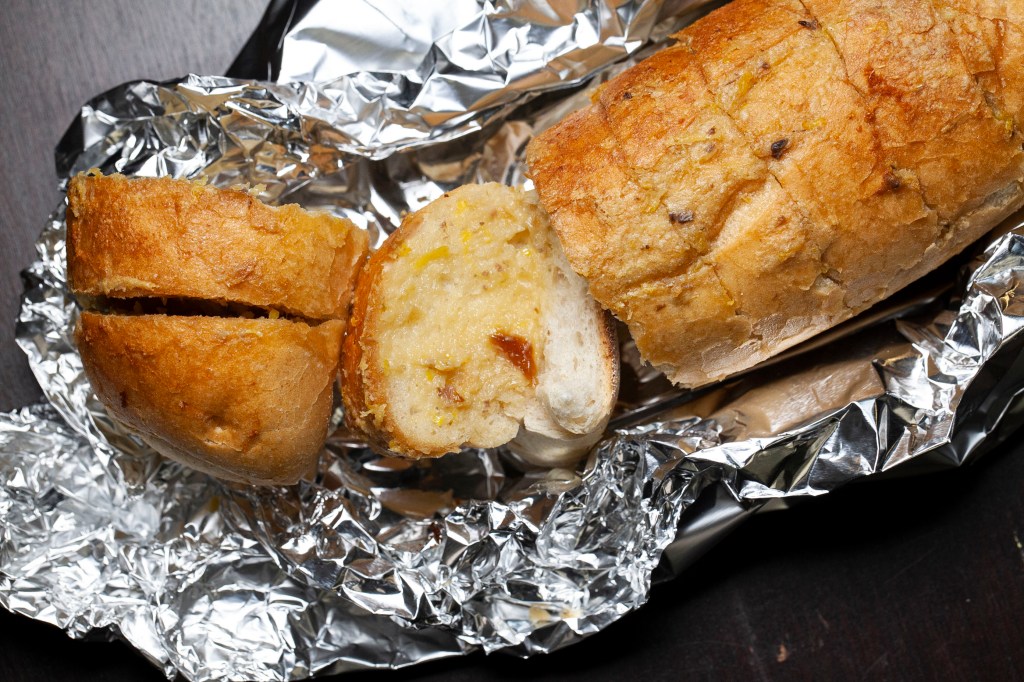 Pane con aglio arrosto e burro alle acciughe
