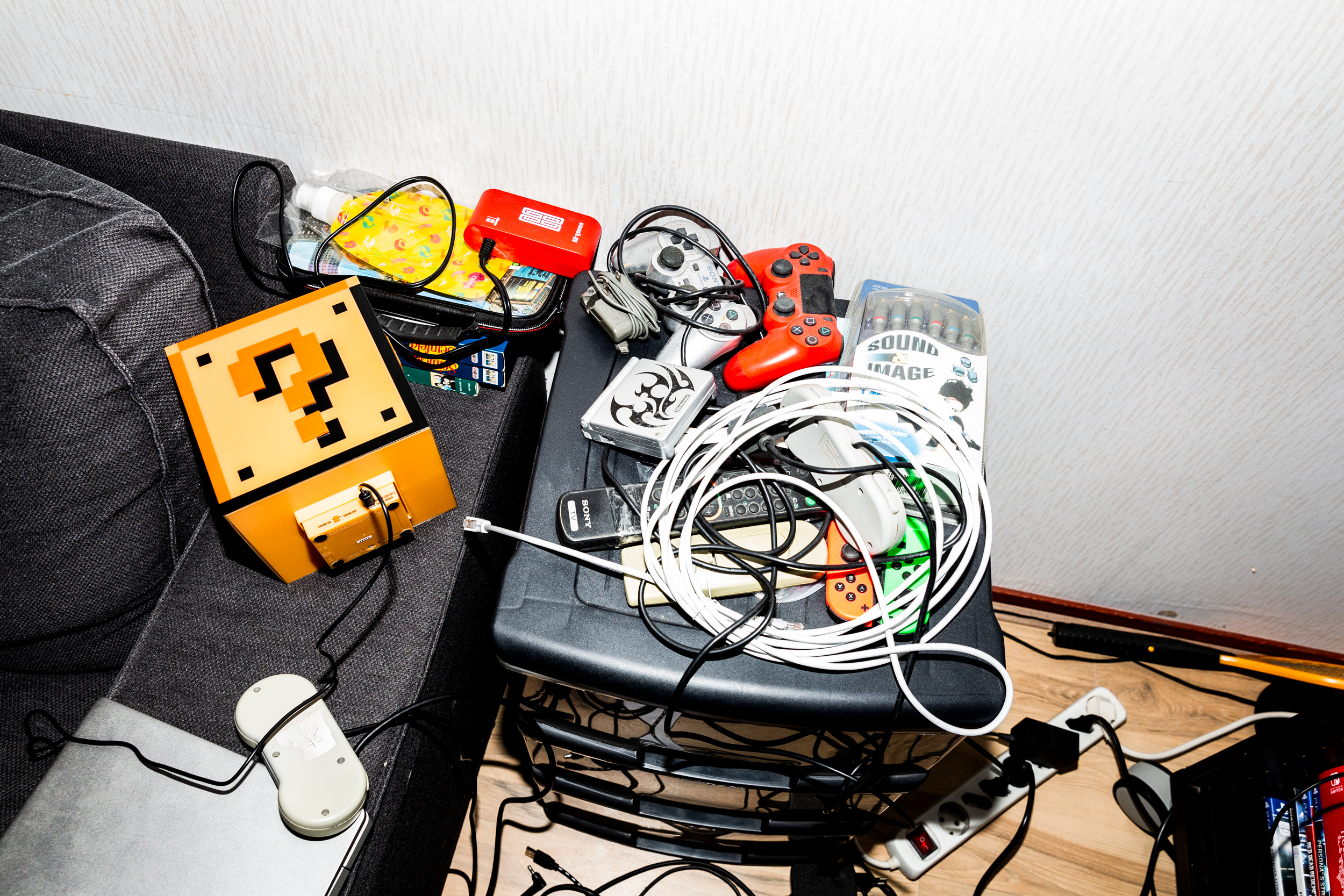 UN TAS DE PÉRIPHÉRIQUES EN VRAC ET QUELQUES C BLES, OU LA PARFAITE BOÎTE À OUTILS DE SPEEDRUNNER ?