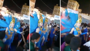 Penari asing dalam balutan kostum serba biru