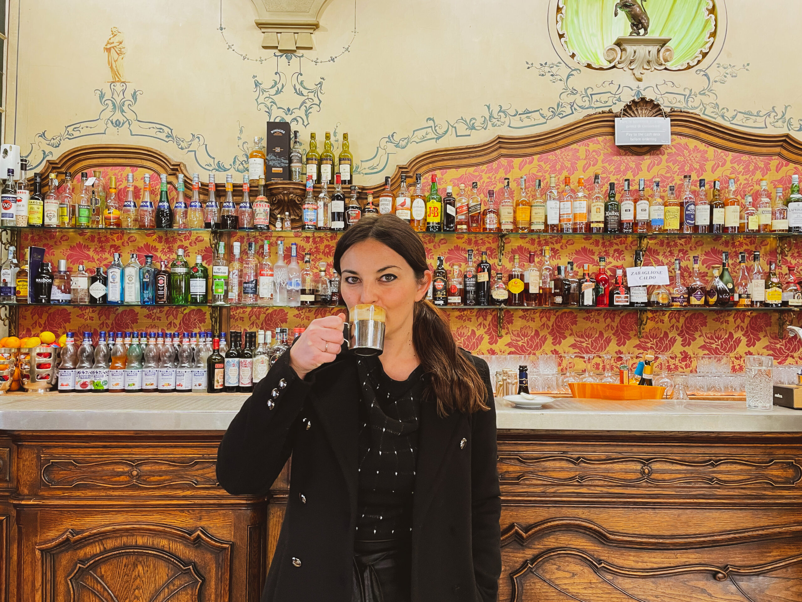 l'autrice al bancone del caffe torino _ Lorenzo Romani.jpg