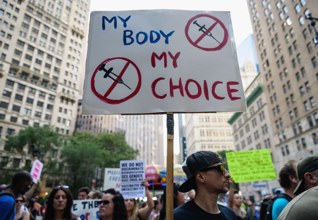Lumea periculoasă a veganilor antivaxxeri