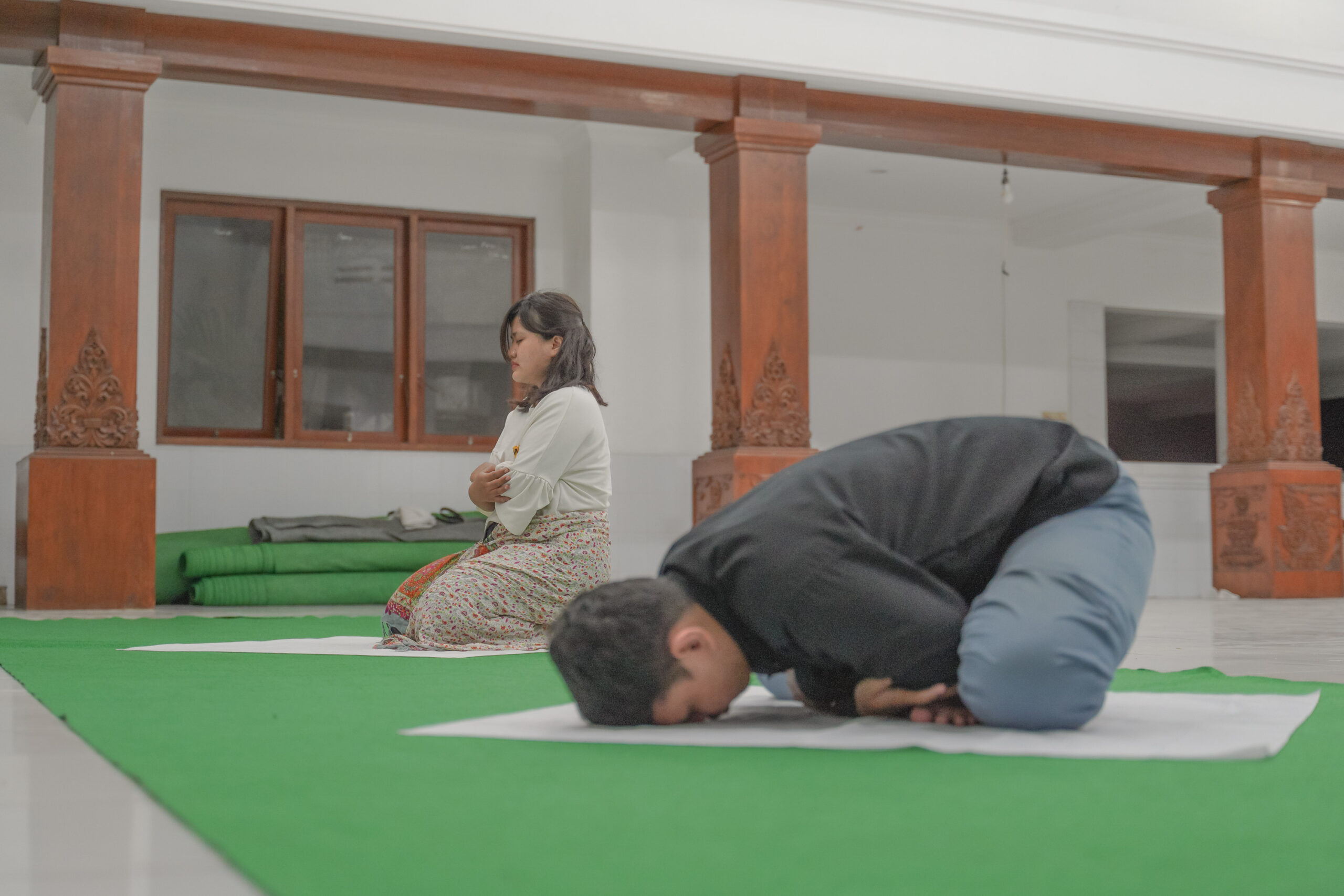Wisnu dan Widi (salah satu remaja penghayat) sedang melakukan sujud, manembah atau ibadah sesuai tata cara penghayat Sapta Darma.jpg