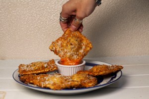 Ravioli Fritti con Salsa alla Vodka