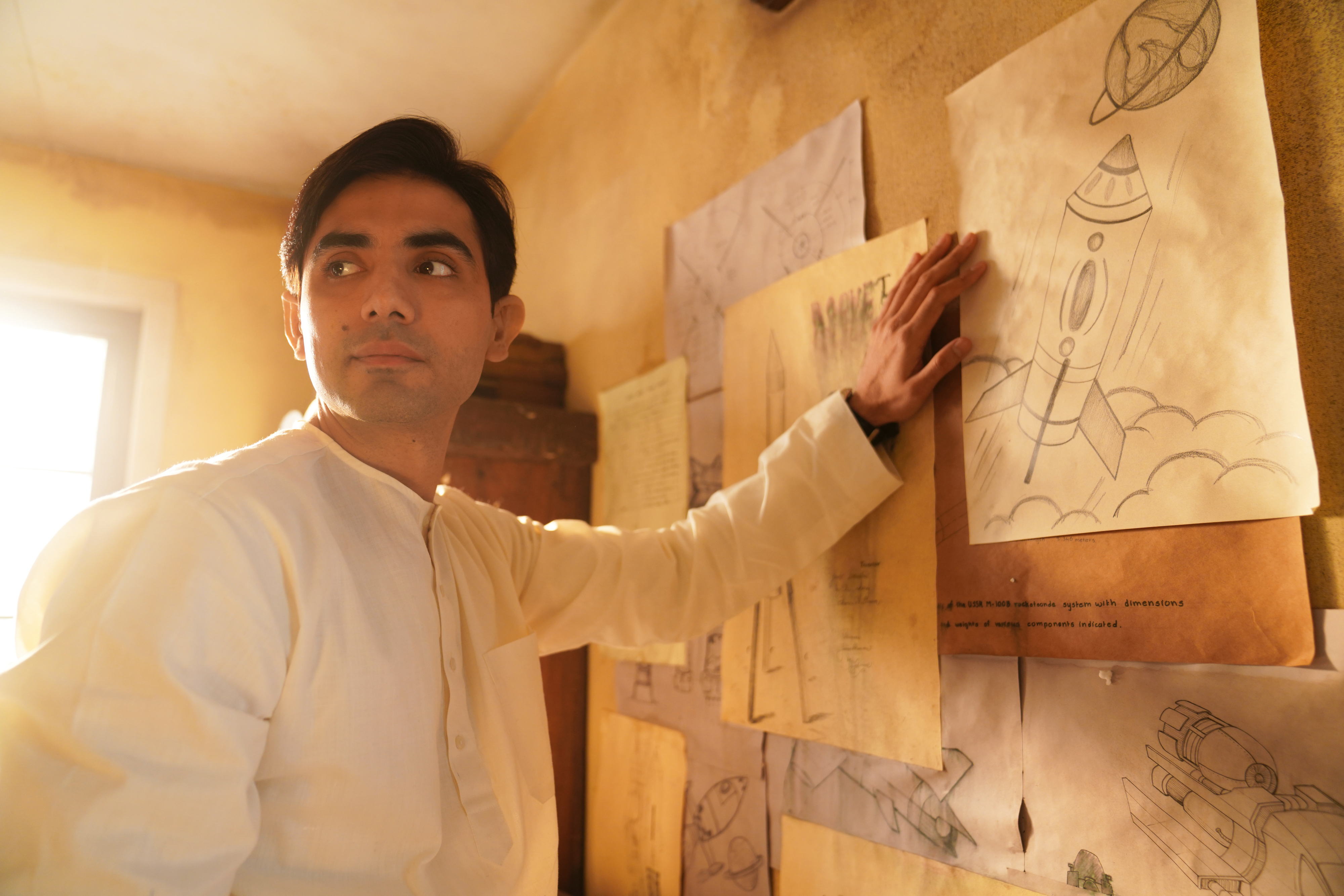Ishwak Singh as Dr. Vikram Sarabhaiin SonyLIV's Roclet Boys (2).jpg