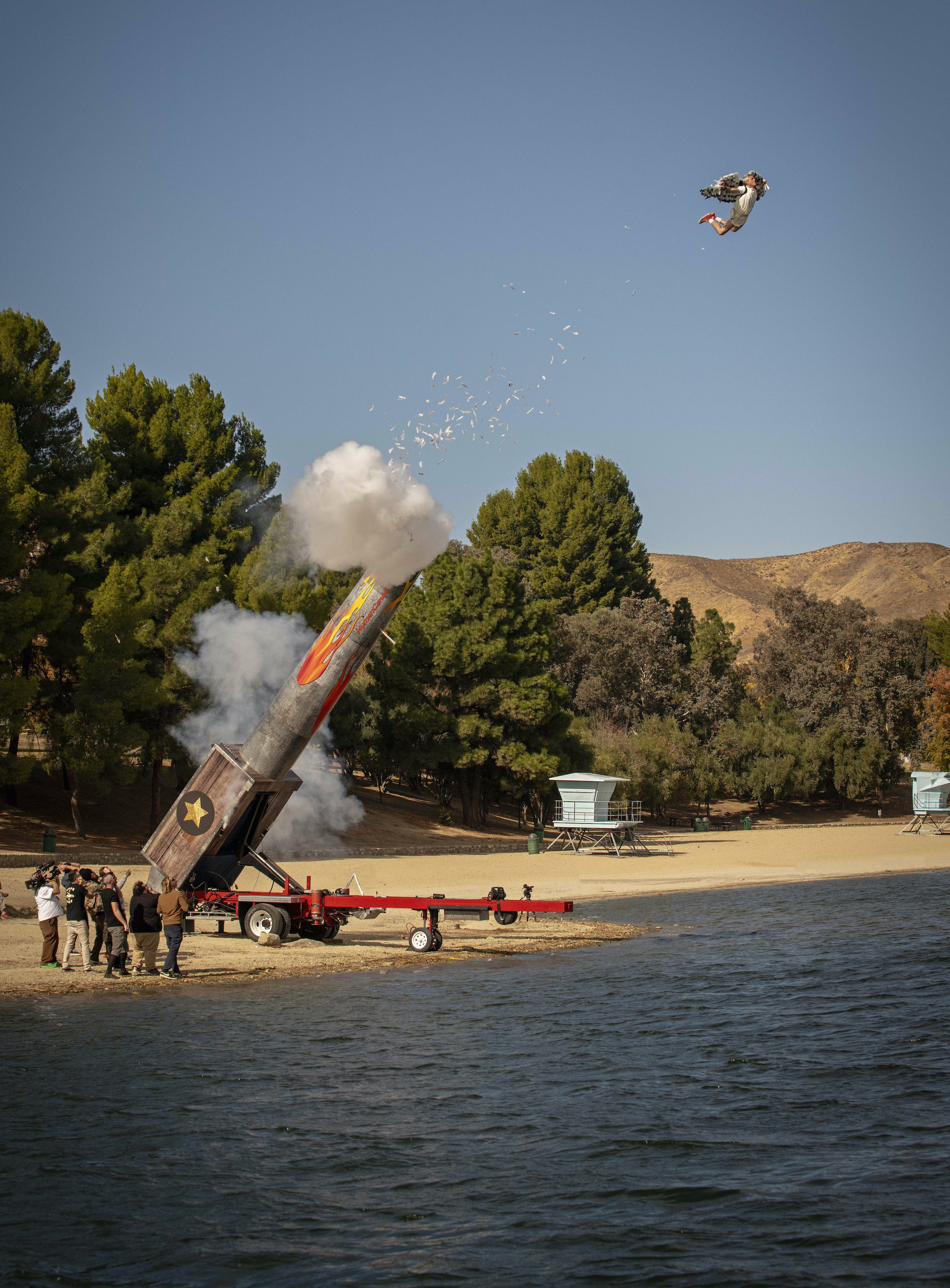 Johnny Knoxville lanciato da un cannone.