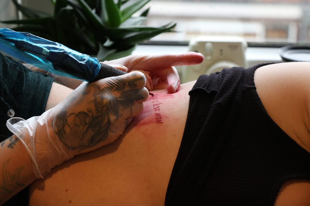 Deze artiest maakt van tatoeëren een vorm van therapie 