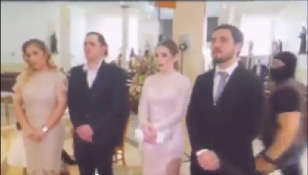 Μυστικοί Αστυνομικοί στο Μεξικό Παίρνουν Αρχηγό Καρτέλ Μέσα από Εκκλησία