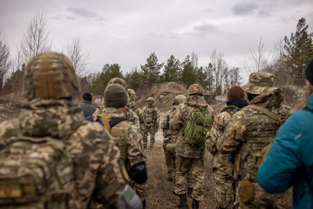 Warga Ukraina di Luar Negeri Berbondong-bondong Pulang Kampung untuk Lawan Rusia