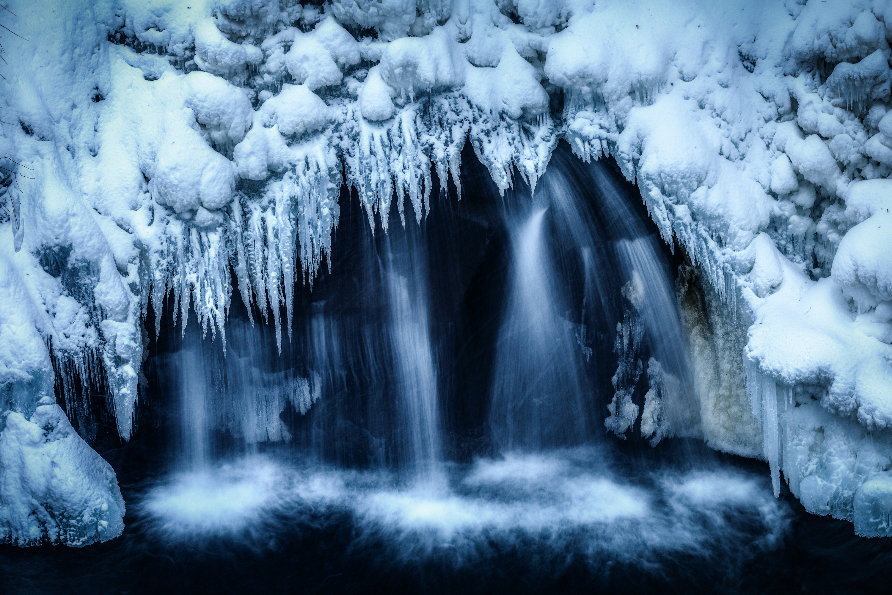 Eine vereiste Grotte mit Wasserfall