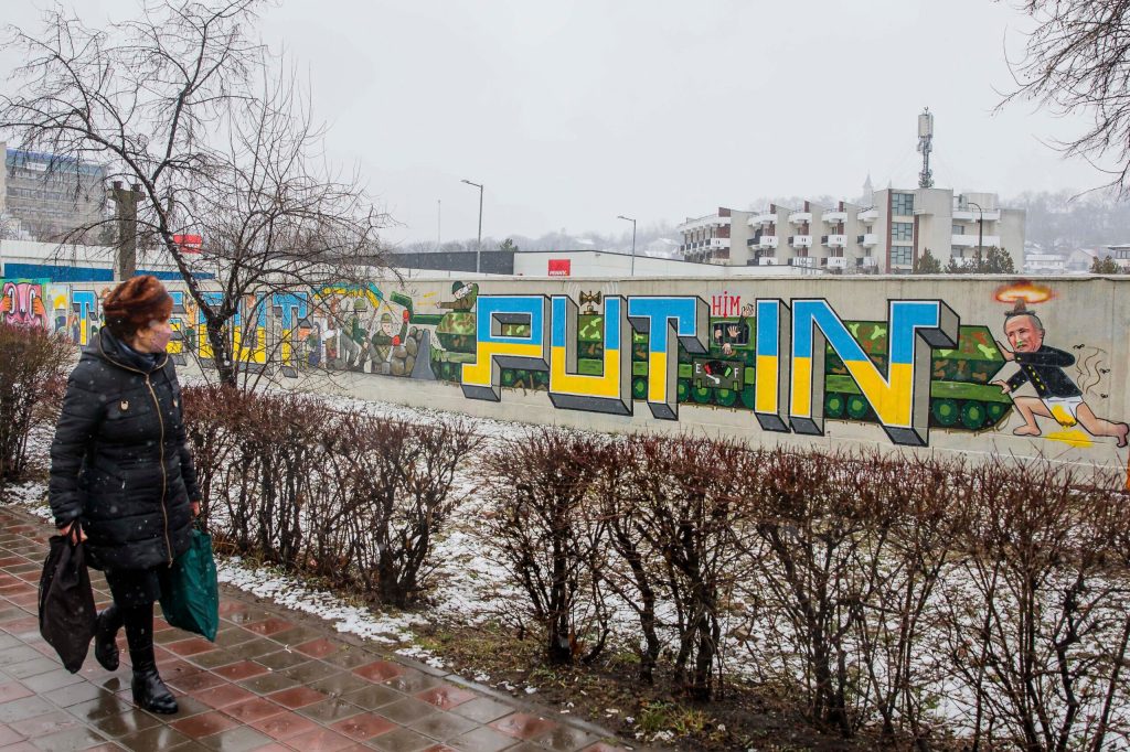 vladimir putin mural in scutec in iasi, graffiti iasi cu putin in scutec, cine a facut muralul cu putin in scutec