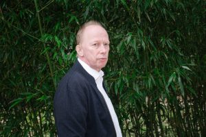 Der Jugendrichter und Cannabis-Aktivist Andreas Müller, der die sofortige Entkriminalisierung von Cannabis fordert, steht vor einem Bambusstrauch