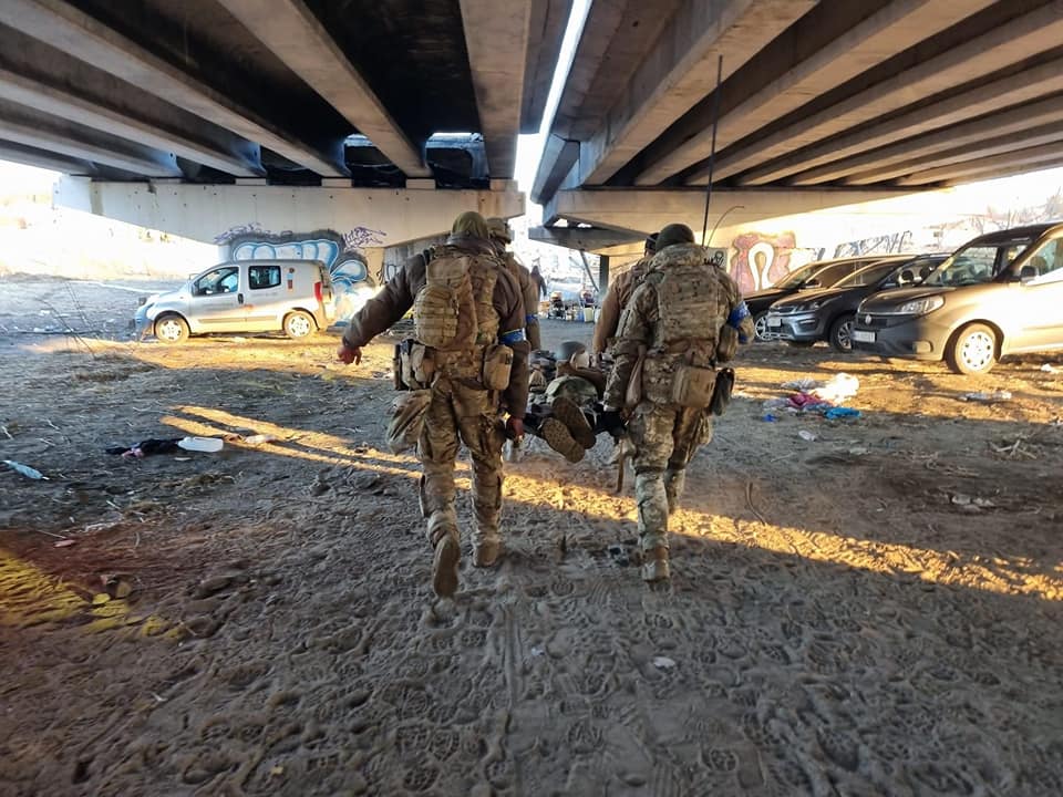 Soldati dell'unità di Adam che trasportano il corpo di un soldato georgiano morto. Foto: Hieu Le