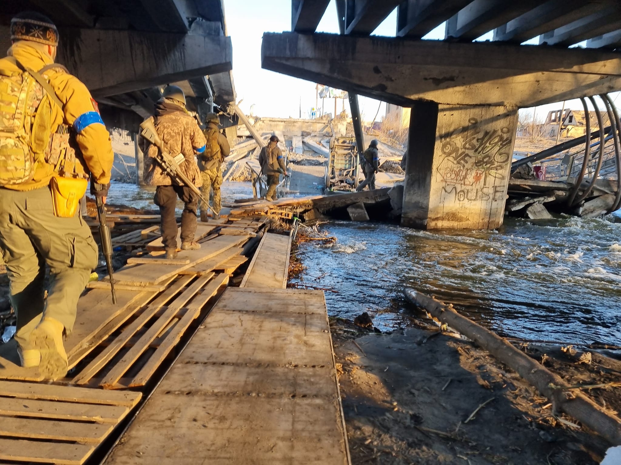 L'unità di Adam che pattuglia un ponte distrutto a Kyiv. Foto: Hieu Le