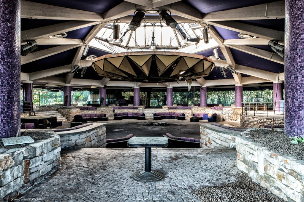 Fotografii suprarealiste cu discotecile abandonate ale Italiei