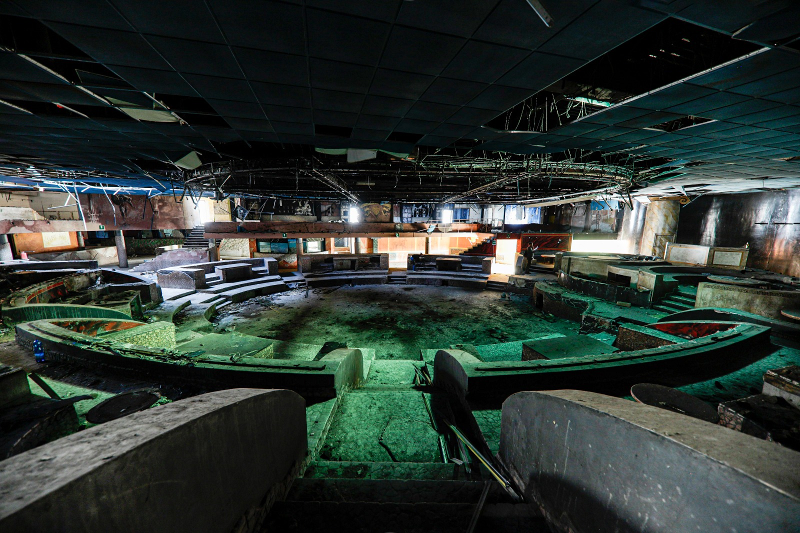 Italian Club Urbex, Woodpecker – A round space with very low ceilings, complete with seating areas arranged on different levels.