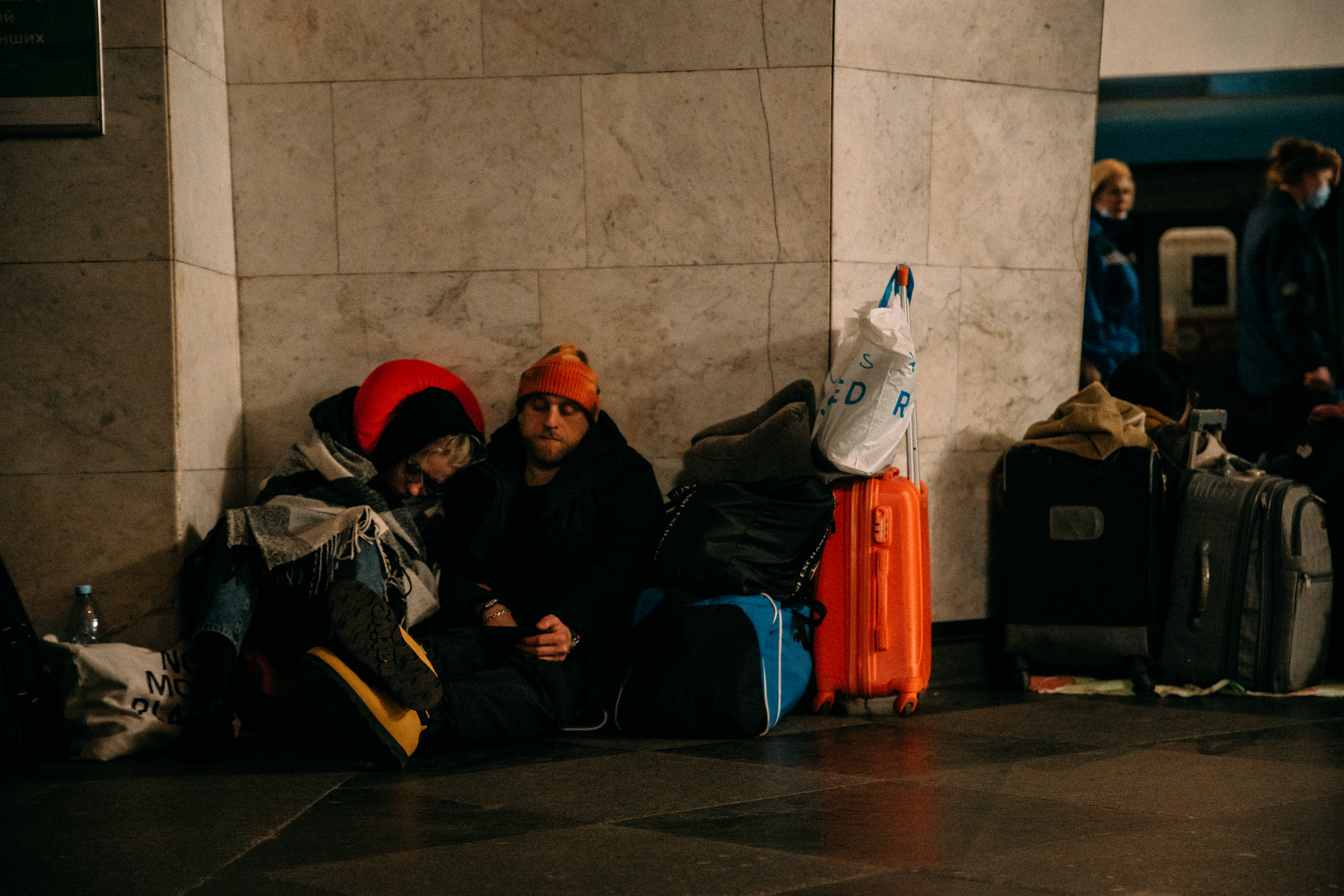Oamenii se adăpostesc într-o stație de metrou din Kyiv la începutul războiului