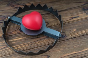Tips agar tidak tertipu cowok Tinder Swindler pelaku romance scam yang memanipulasi psikologi