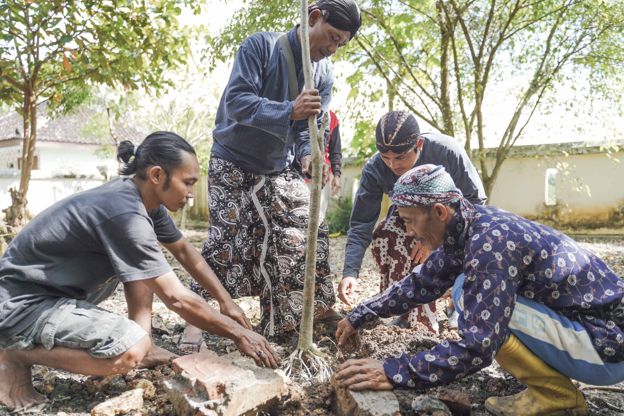Aktif bekerja sama dengan kelompok pemuda, komunitas Resan GKmenanam bibit resan hampir tiap minggu di lokasi berbeda.jpg