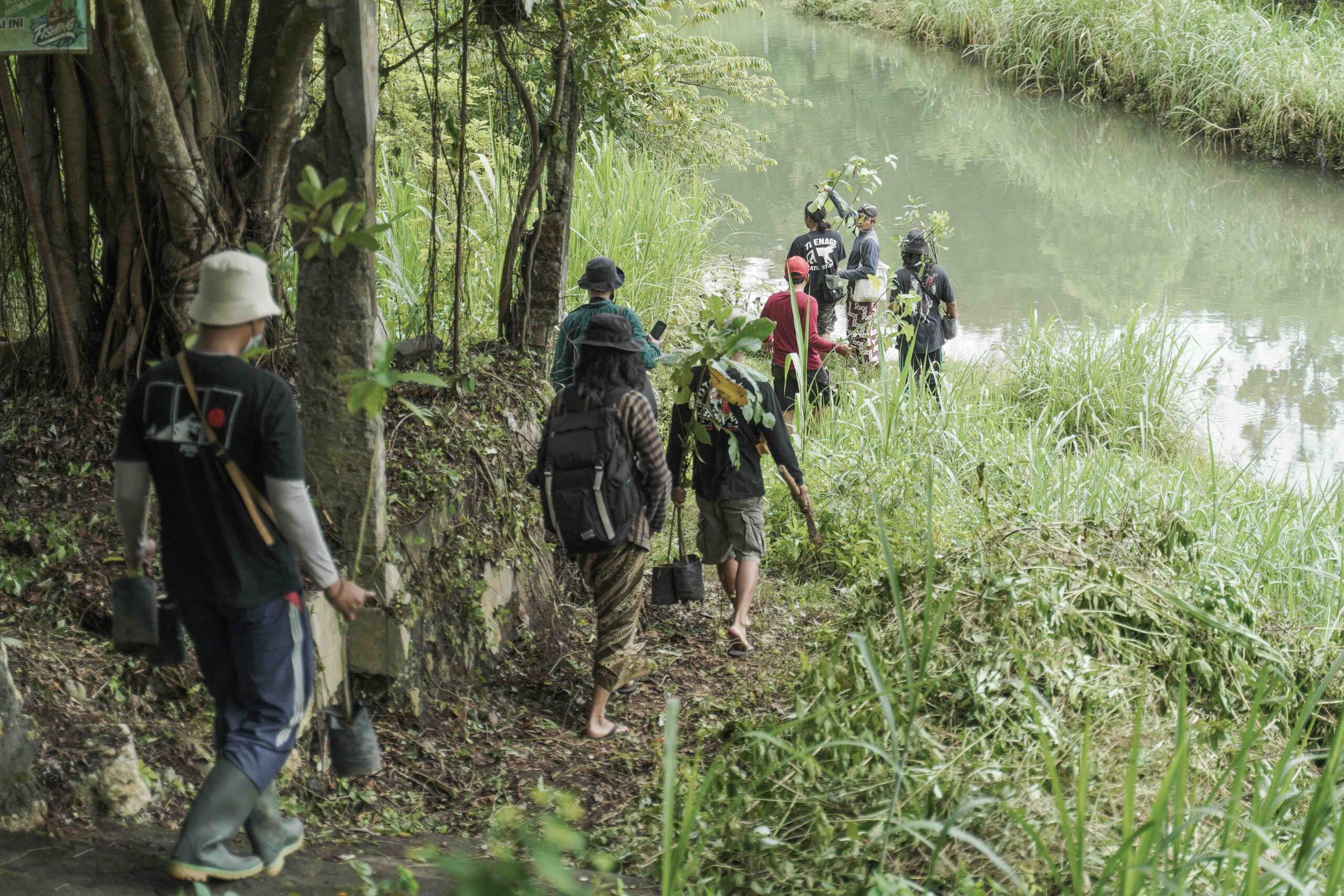 Bibit dibawa menyusuri tepi Kali Gowang untuk menemukan spot terbaik menanam pohon.jpg