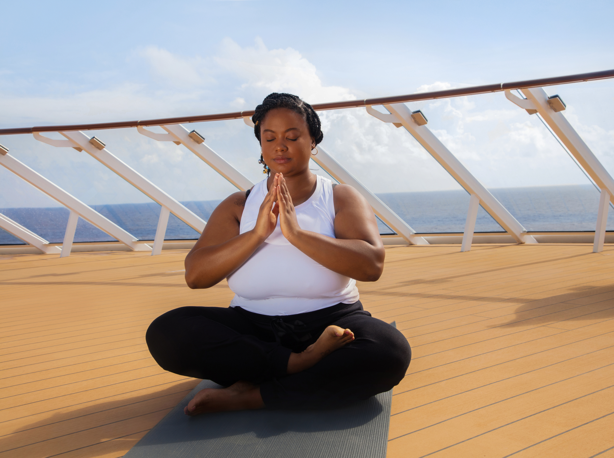 Michaela Duerson, model, actriță și artistă voice over, se relaxează făcând yoga pe puntea unui vas. Foto: Naima Green