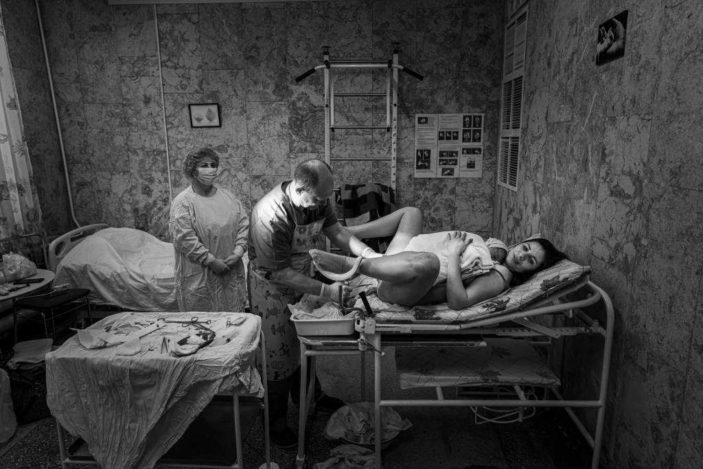 Cum e să naști în zgomot de bombe: Fotografii uimitoare cu viața din Ucraina pe timpul războiului