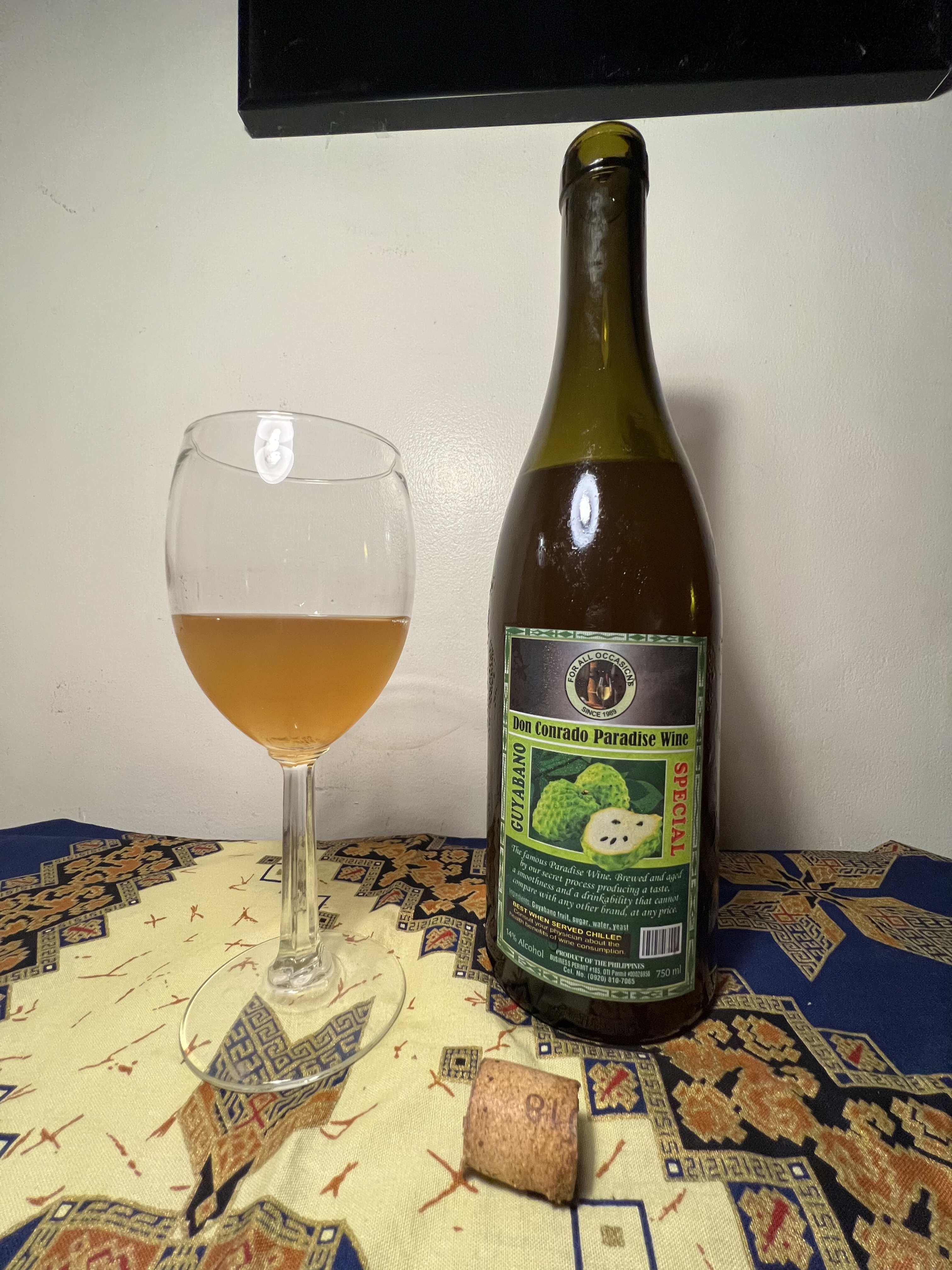Wine sirsak memiliki warna kuning mirip bir dan teksturnya agak kental