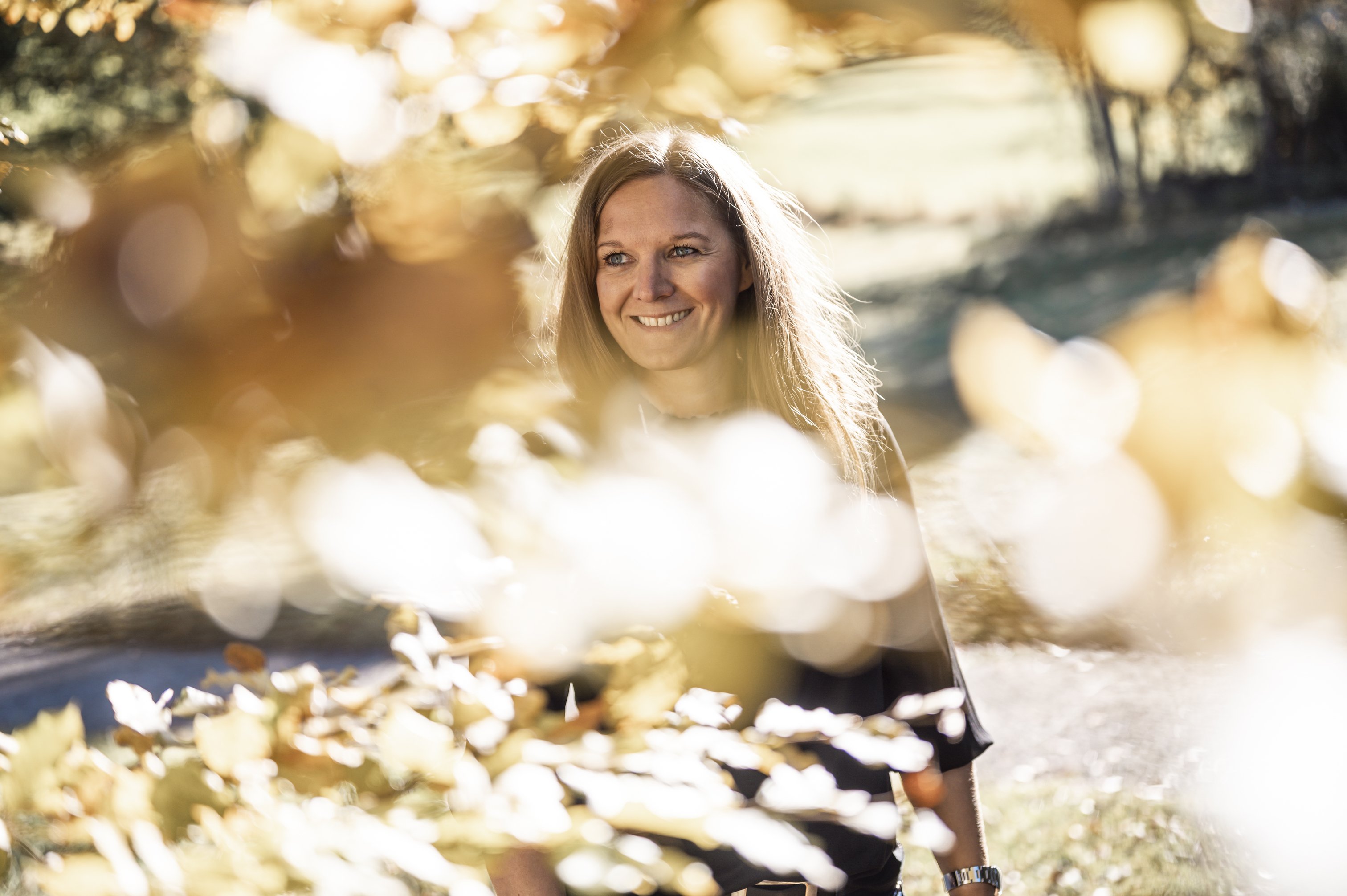 Mareile Poettering – donna bionda in campo illuminato dal sole