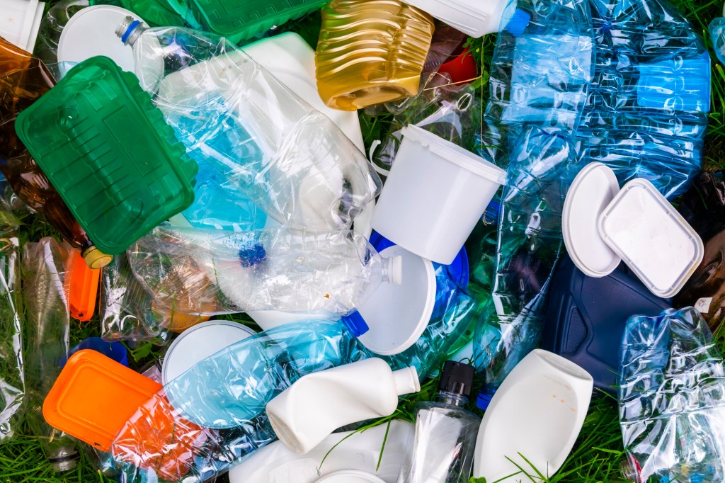 Oamenii de știință au descoperit cum pot descompune plasticul în câteva zile, nu secole