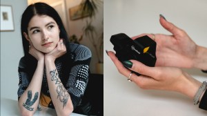Tattoo-artiest Polina, haar armen vol tatoeages. Een laservizier in haar hand.