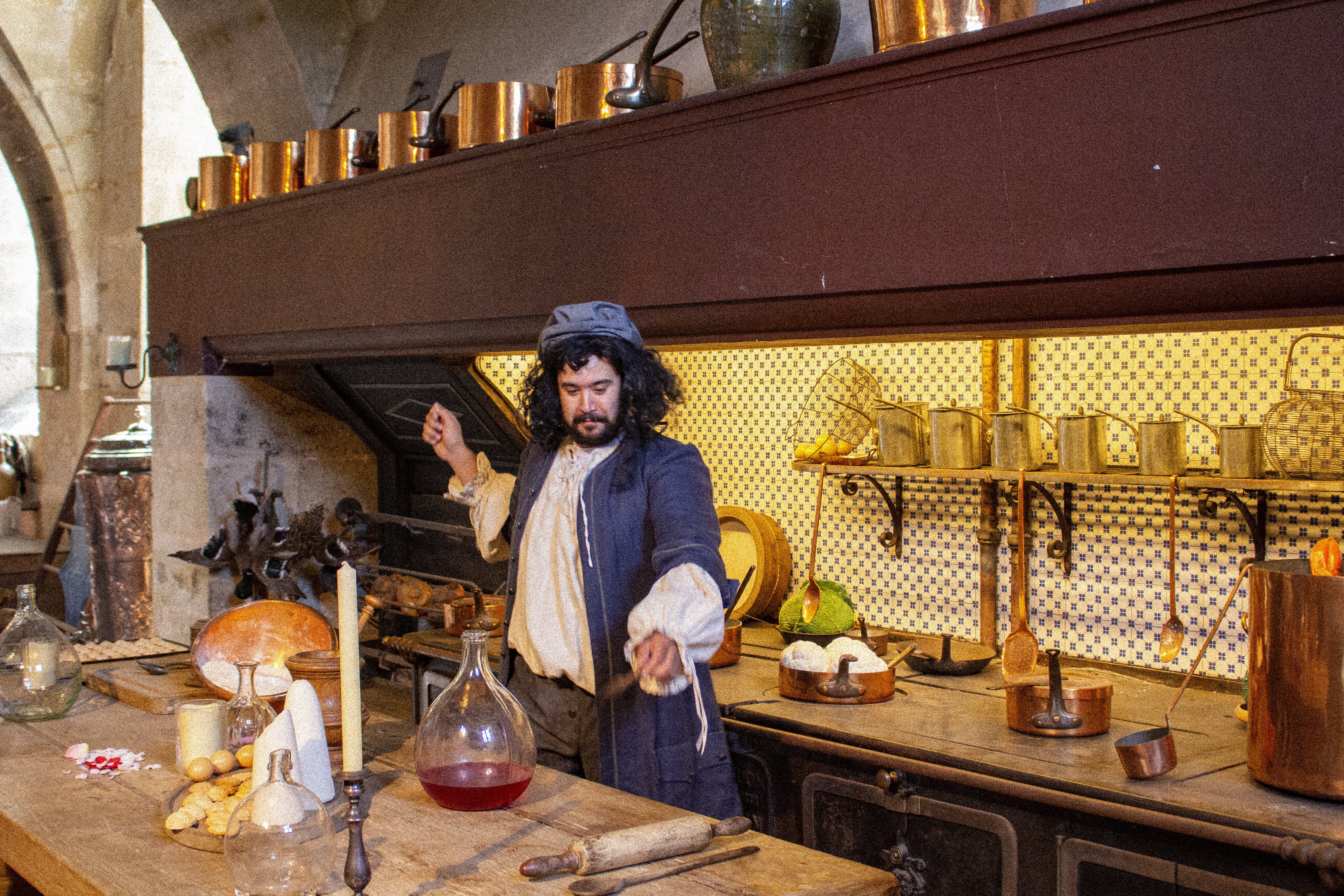ACTEUR DU SPECTACLE SUR LES CUISINES DE VATEL © THIBAULT HOLLEBECQ