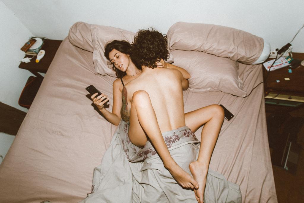 Am căutat cele mai bune playlisturi de muzică pentru sex ca să n-o faci tu